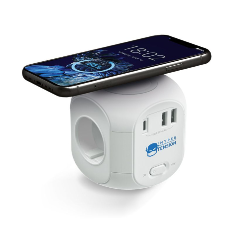 Multiprise personnalisée en situation avec smartphone posé en charge par induction
