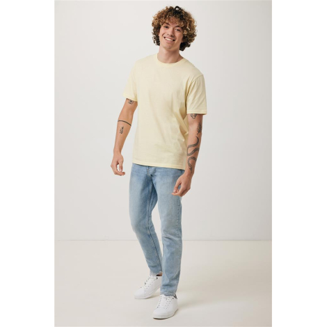 Mise en situation du t-shirt personnalisable porté par un modèle en environnement neutre