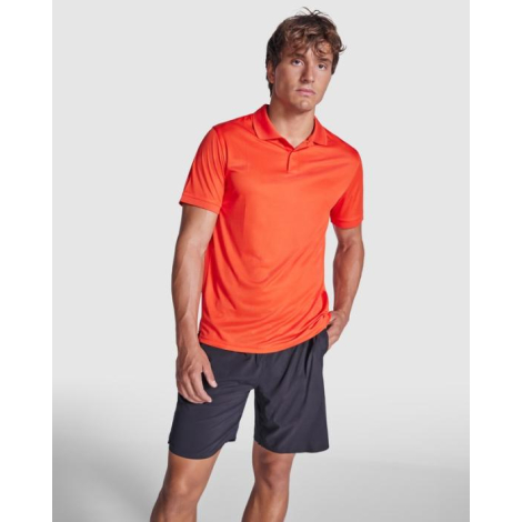 Polo publicitaire recyclé porté par un mannequin