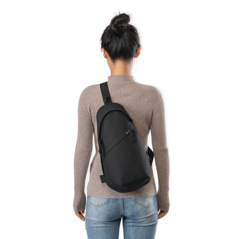 Sac bandoulière AWARE™ Renew porté dans le dos par une utilisatrice