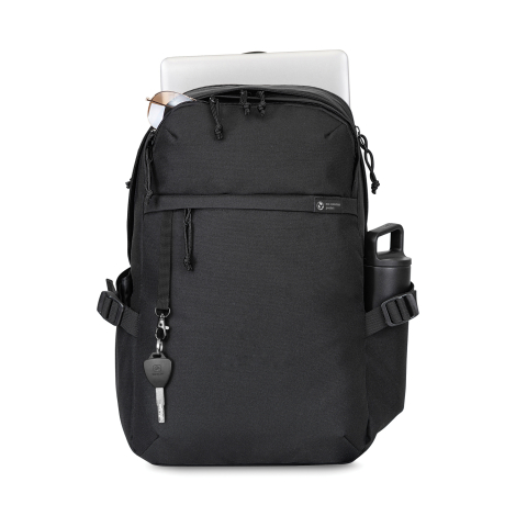 Sac à dos Renew avec ordinateur, gourde et clé insérés dans les poches prévues