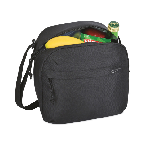 Sac isotherme compact AWARE™ Renew rempli de boissons et snacks