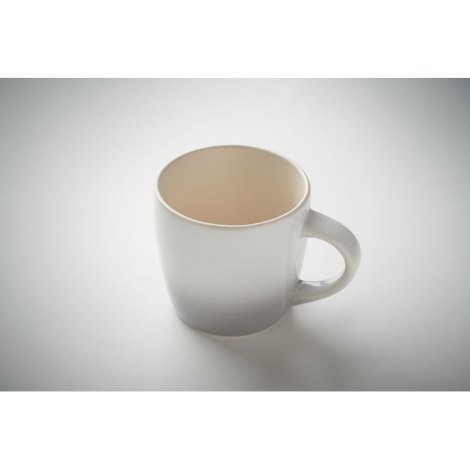 Mug compact blanc vu du dessus, parfait pour les pauses express
