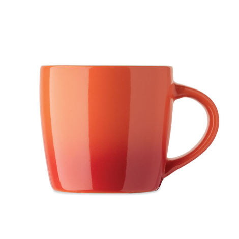 Mug rouge à marquage latéral ou 360°, posé sur fond neutre