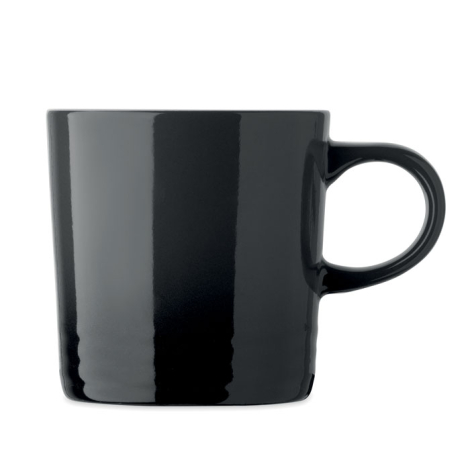 Mug en céramique noir personnalisable présenté de profil en contexte neutre