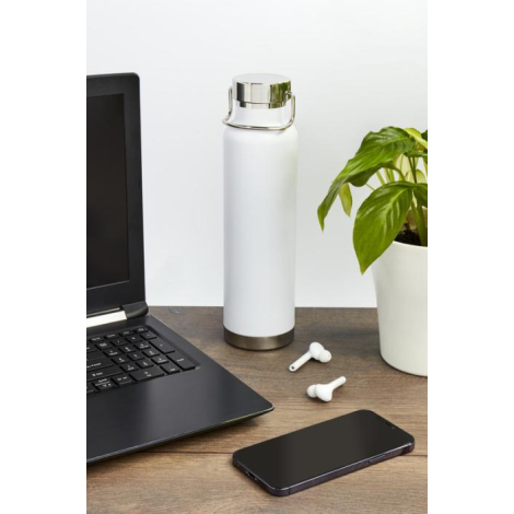 Bouteille publicitaire blanche Astra posée sur un bureau en situation d’usage pro