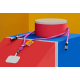 Lanyard violet Snapsling posé sur un socle graphique coloré, badge attaché