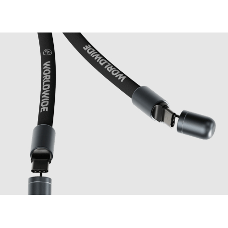 Gros plan sur les connecteurs USB-C du câble intégré au lanyard