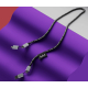 Câble noir 4 en 1 Jacquard avec doubles connecteurs, posé sur fond violet et gris