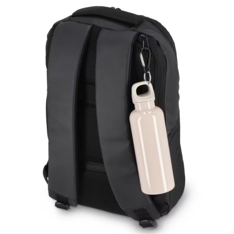 Bouteille crème attachée à un sac à dos noir par le mousqueton, en situation d’usage nomade