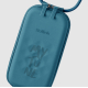 Étui personnalisable bleu en gros plan, marquage laser visible sur la face avant