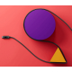 Câble tressé noir Edge enroulé sur fond rouge et violet