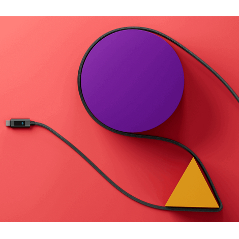 Câble tressé noir Edge enroulé sur fond rouge et violet