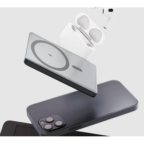 Power bank en lévitation avec écouteurs blancs et smartphone, sur fond gris