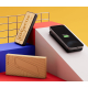 Power bank Zap en bambou posé à la verticale avec packaging, vue charge sans fil