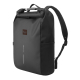 Sac à dos noir pour vélo, posé debout sur fond neutre avec marquage centré visible sous la poignée