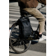 Sac à dos imperméable fixé à un porte-bagages de vélo, en situation réelle de déplacement urbain