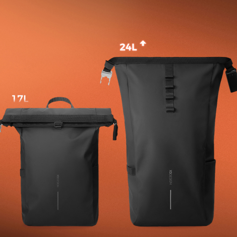 Sac Urban décliné en deux volumes (17 L et 24 L), photographié sur fond orange pour illustrer sa capacité extensible