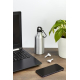 Bouteille publicitaire en aluminium posée sur un bureau avec ordinateur et écouteurs, ambiance professionnelle