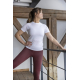Femme en t-shirt blanc ajusté en situation active dans un espace intérieur