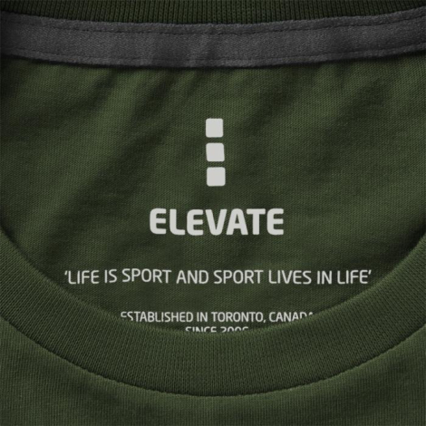 Zoom sur l’encolure intérieure du t-shirt vert avec branding Elevate imprimé