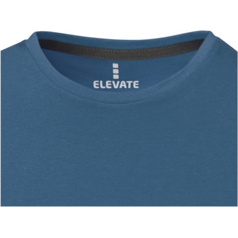 Zoom sur le marquage intérieur imprimé dans le col du t-shirt Elevate
