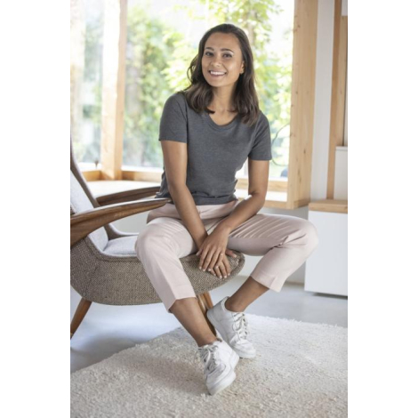 Mise en situation du t-shirt publicitaire Heros femme en intérieur sur mannequin assis
