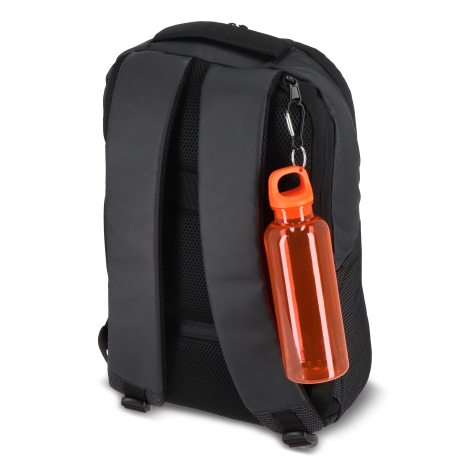 Bouteille à personnaliser accrochée à un sac à dos, sans marquage visible