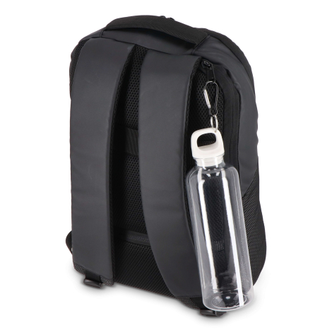 Bouteille personnalisable transparente fixée à un sac à dos, sans marquage visible
