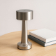 Lampe Lumo posée sur une table