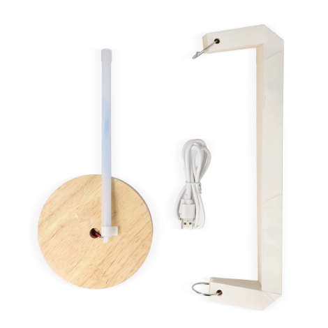 Contenu de la lampe démonté : socle bois, câble USB et abat-jour replié