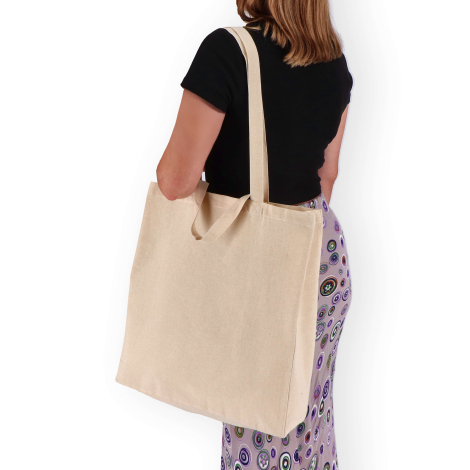 Sac à personnaliser porté à l’épaule par une personne debout, sans marquage visible