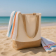 Sac en toile posé sur le sable, sans marquage visible