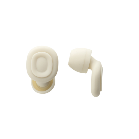 Deux bouchons d’oreille crème posés à plat sur fond uni, sans marquage
