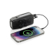 Radio noire en cours de charge via câble USB, connectée à un smartphone, sans marquage visible