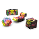 Cube multicolore avec grandes typographies sur fond noir, configurations diverses