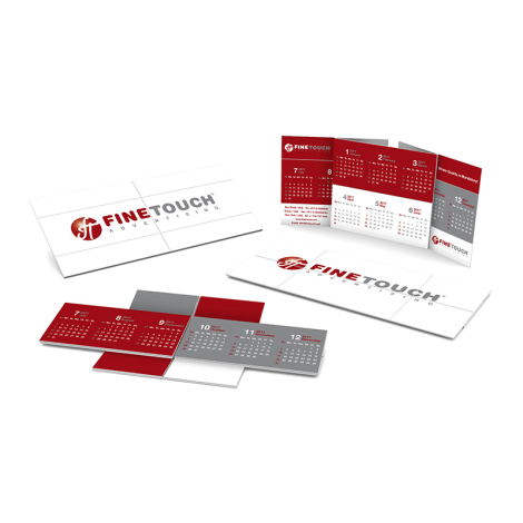 Carte dépliable avec visuels rouges et calendrier imprimé sur toutes les faces