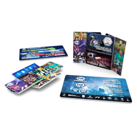 Carte pliable bleue avec scènes sportives et logos TV, vue sous plusieurs angles