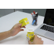 Deux cubes jaunes manipulés sur bureau, avec illustrations et marquage sur chaque face visible