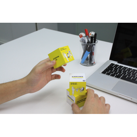 Deux cubes jaunes manipulés sur bureau, avec illustrations et marquage sur chaque face visible