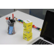 Trois cubes jaunes empilés près d’un pot à stylos, avec visuels sur toutes les faces