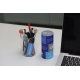 Totem cylindrique bleu en carton rigide sur bureau, avec pictogrammes visibles