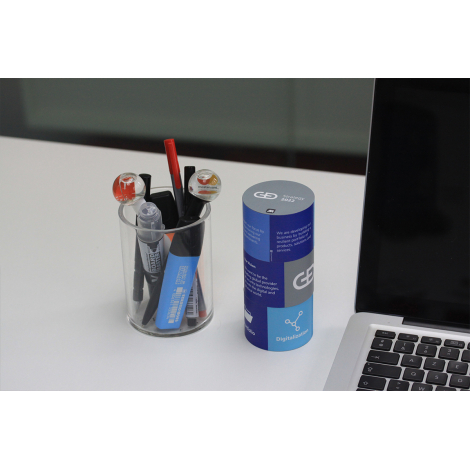 Totem cylindrique bleu en carton rigide sur bureau, avec pictogrammes visibles