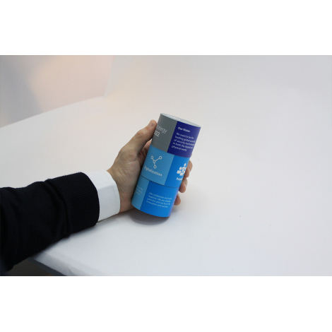 Cylindre bleu vertical tenu à la main, surface colorée avec marquage sur toute la circonférence