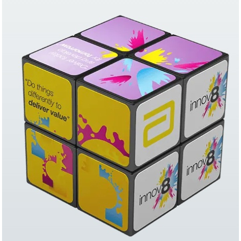 Cube 2x2 jaune, violet, rose et blanc avec illustrations colorées et citation visible