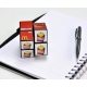 Cube Rubik’s rouge et blanc posé sur carnet à spirale à côté d’un stylo, marquage visible