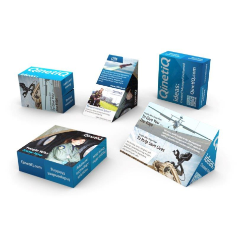 Cube promotionnel bleu avec images aéronautiques et slogans, marquage visible sur chaque face