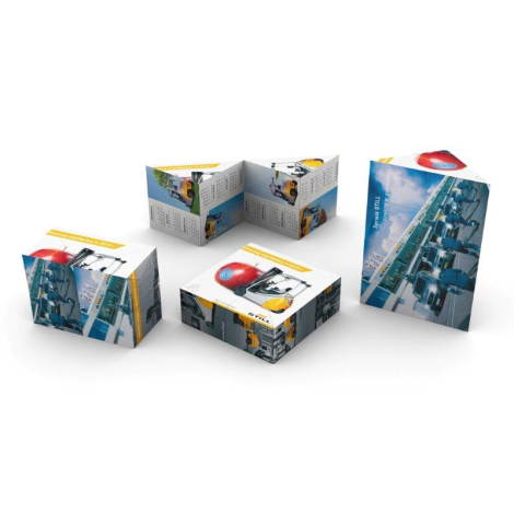Cube blanc et jaune illustré de scènes industrielles, visuels techniques et calendrier, marquage sur toutes les faces