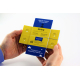 Support carré articulé déplié en croix, dominante jaune et bleu avec pictogrammes et texte