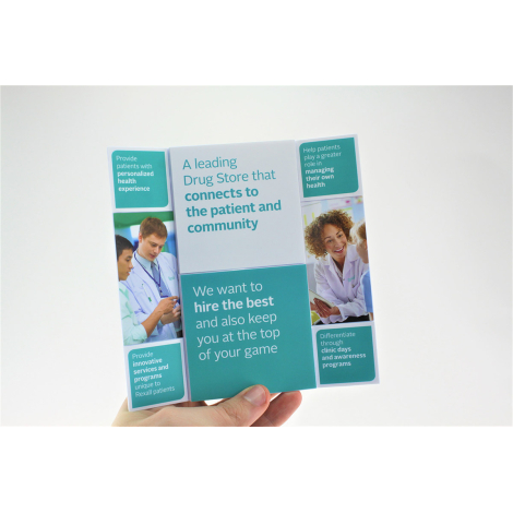 Support pliable avec photos de professionnels de santé, zones colorées et texte visible